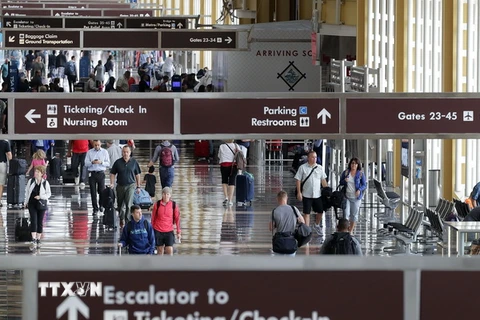 Hành khách tại nhà chờ sân bay Ronald Reagan, Washington, Mỹ. (Nguồn: AFP/TTXVN)