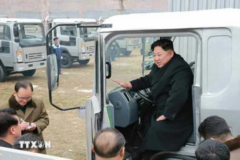 Ông Kim Jong-un (trong ảnh, giữa) phát biểu trong chuyến thị sát tổ hợp công nghiệp sản xuất ôtô Sungri Motor ở Dokchon, thuộc tỉnh Pyongan. (Nguồn: Yonhap/TTXVN)
