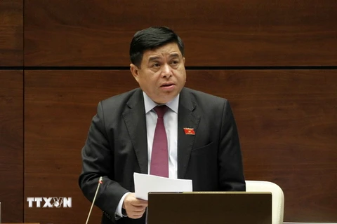Bộ trưởng Bộ Kế hoạch và Đầu tư Nguyễn Chí Dũng báo cáo giải trình, làm rõ một số vấn đề đại biểu Quốc hội nêu. (Ảnh: Văn Điệp/TTXVN)