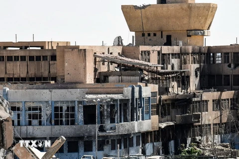 Cảnh đổ nát sau một cuộc không kích ở Raqqa. (Nguồn: AFP/TTXVN)