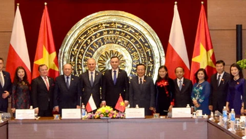 Tổng thống Ba Lan Andrzej Duda, Phó Chủ tịch Quốc hội Phùng Quốc Hiển chụp ảnh lưu niệm với hai Nhóm Nghị sỹ hữu nghị Việt Nam-Ba Lan. (Nguồn: daibieunhandan.vn)
