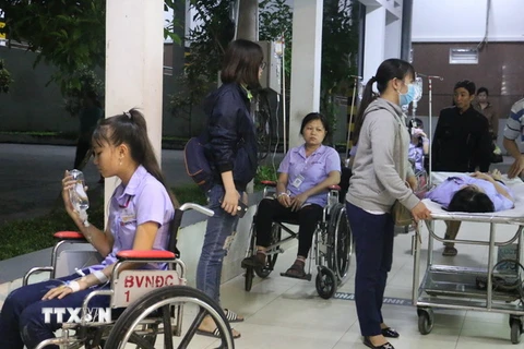 Công nhân Công ty Pungkook Bến Tre đang được cấp cứu tại Bệnh viện Nguyễn Đình Chiểu. (Ảnh: Trần Thị Thu Hiền/TTXVN)