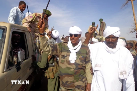 Thủ lĩnh phiến quân Musa Hilal (giữa) tại Nyala, thủ phủ bang Nam Darfur. (Nguồn: AFP/TTXVN)