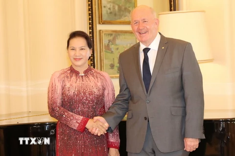 Chủ tịch Quốc hội Nguyễn Thị Kim Ngân đến chào xã Toàn quyền Australia Peter Cosgrove. (Ảnh: Trọng Đức/TTXVN)