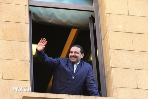 Thủ tướng Liban Saad al-Hariri vẫy chào người ủng hộ tại Beirut. (Nguồn: THX/TTXVN)