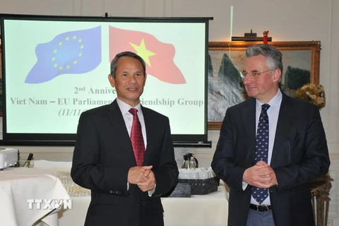 Trưởng Phái đoàn Việt Nam tại EU, Đại sứ Vương Thừa Phong và Chủ tịch Nhóm nghị sỹ hữu nghị Việt Nam-EU, Nghị sỹ Jan Zahradil tại buổi lễ. (Ảnh: Kim Chung/TTXVN)
