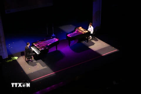 Nghệ sỹ Paul Cibis và Andreas Kern biểu diễn tiết mục Piano tại Liên hoan âm nhạc châu Âu 2017. (Ảnh: Quang Quyết/TTXVN)