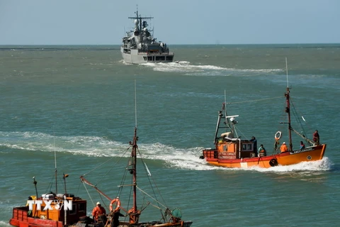 Tàu khu trục ARA Sarandi của Hải quân Argentina tham gia chiến dịch tìm kiếm tàu ngầm ARA San Juan mất tích tại Mar del Plata. (Nguồn: AFP/TTXVN)
