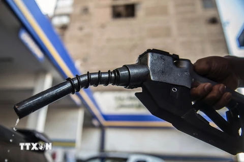 Bơm xăng cho các phương tiện tại trạm xăng ở Cairo, Ai Cập. (Nguồn: AFP/TTXVN)