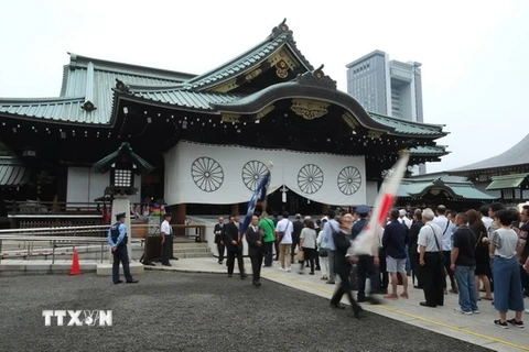Người dân viếng đền Yasukuni ở thủ đô Tokyo. (Nguồn: AFP/TTXVN)