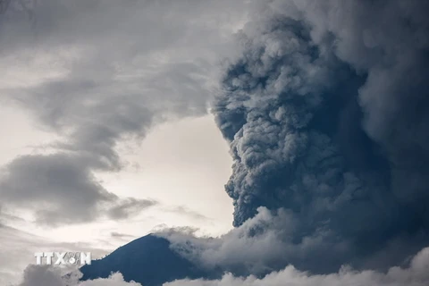 Núi lửa Agung trên đảo Bali phun tro bụi. (Nguồn: THX/TTXVN)