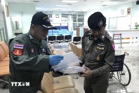 Nhân viên điều tra làm nhiệm vụ tại hiện trường vụ đánh bom ở bệnh viện quân y Phramongkutklao. (Nguồn: THX/TTXVN)