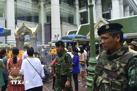 Cảnh sát Thái Lan tuần tra tại đền Erawan ở thủ đô Bangkok. (Nguồn: AFP/TTXVN)