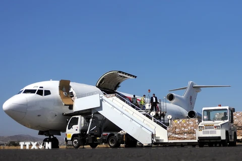 Vận chuyển hàng hóa cứu trợ tới Sanaa, Yemen. (Nguồn: THX/TTXVN)