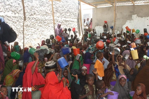 Trẻ em Somalia chờ nhận khẩu phần ăn tại một trại tị nạn ở ngoại ô Mogadishu. (Nguồn: AFP/TTXVN)
