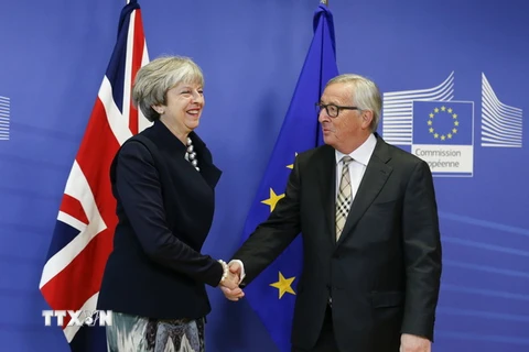 Chủ tịch Ủy ban châu Âu Jean-Claude Juncker (phải) và Thủ tướng Anh Theresa May (trái) tại vòng đàm phán ở Brussels, Bỉ ngày 4/12. (Nguồn: THX/TTXVN)