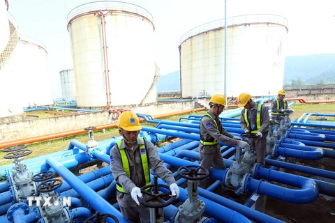 Vận hành thiết bị tại kho xăng dầu của Công ty PV Oil Thừa Thiên-Huế. (Ảnh: Huy Hùng/TTXVN)