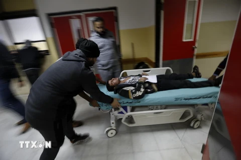 Chuyển một người Palestine bị thương trong cuộc không kích của Israel tới bệnh viện ở tại Beit Lahia, Dải Gaza. (Nguồn: AFP/TTXVN)