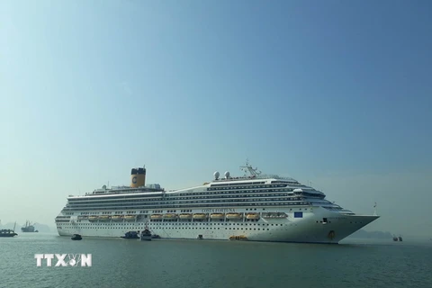 Tàu Costa Fortuna đưa hơn 3.000 du khách quốc tế đến tham quan Vịnh Hạ Long. (Ảnh: Trung Nguyên/TTXVN)