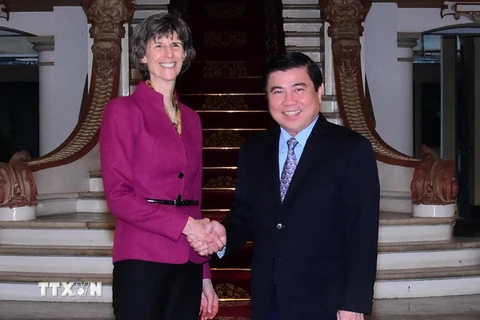 Chủ tịch Ủy ban nhân dân Thành phố Hồ Chí Minh Nguyễn Thành Phong tiếp bà Laura Tuck, Phó Chủ tịch phụ trách lĩnh vực Phát triển bền vững của Ngân hàng Thế giới (WB). (Ảnh: Hoàng Hải/TTXVN)