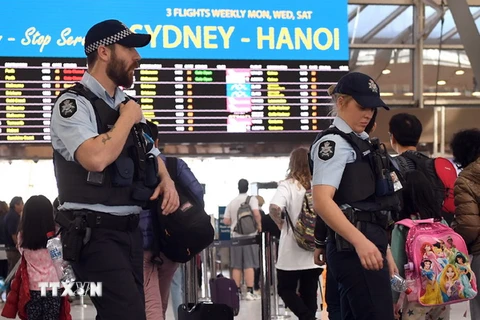 Cảnh sát Australia kiểm tra an ninh tại sân bay Sydney. (Nguồn: AFP/TTXVN)