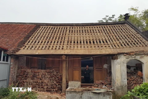 Ngôi nhà bà Kiều Thị Thảo, thôn Đông Sàng, làng cổ Đường Lâm đang bị phá dỡ. (Ảnh: Đinh Thuận/TTXVN)