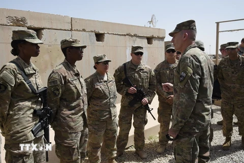 Tư lệnh quân đội Mỹ tại Afghanistan John Nicholson (thứ 2, phải) và các binh sỹ Mỹ tại Lashkar Gah, tỉnh Helmand, Afghanistan. (Nguồn: AFP/TTXVN)