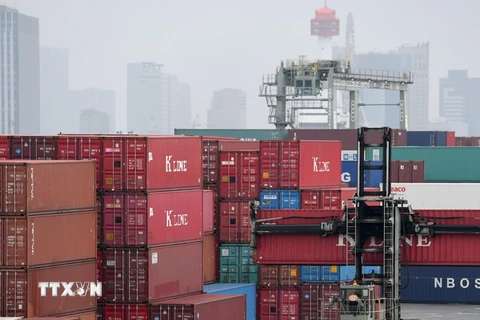Xếp dỡ hàng hóa tại cảng Tokyo, Nhật Bản. (Nguồn: AFP/TTXVN)