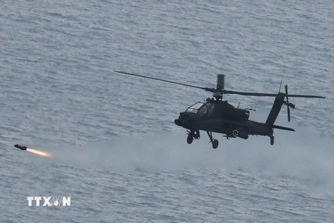 Trực thăng tấn công Apache bắn tên lửa không đối đất Hellfire trong cuộc tập trận tại vùng biển ngoài khơi Gunsan. (Nguồn: Yonhap/TTXVN)