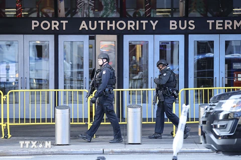 Cảnh sát Mỹ tuần tra gần hiện trường vụ nổ ở New York. (Nguồn: THX/TTXVN)