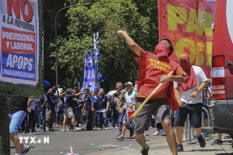 Người biểu tình phản đối kế hoạch cải cách hưu trí tại Buenos Aires, Argentina. (Nguồn: AFP/TTXVN)