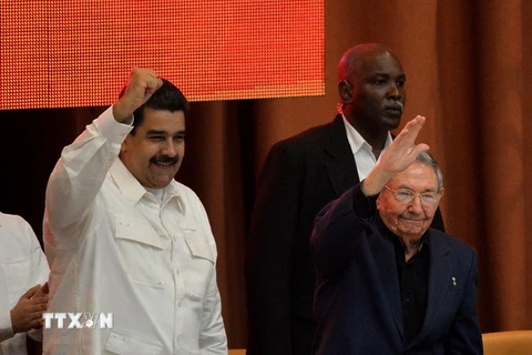 Chủ tịch Cuba Raul Castro (phải) và Tổng thống Venezuela Nicolas Maduro tại cuộc họp. (Nguồn: AFP/TTXVN)