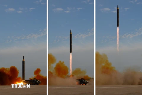 Tên lửa đạn đạo Hwasong-12 được phóng từ một địa điểm bí mật ở Triều Tiên. (Nguồn: Yonhap/TTXVN)