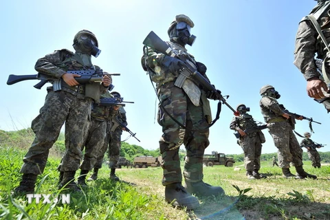 Binh sỹ Mỹ và Hàn Quốc trong một cuộc tập trận chung tại Yeoncheon, Đông Bắc Seoul. (Nguồn: AFP/TTXVN)
