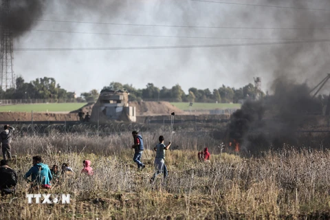 Người biểu tình Palestine xung đột với binh sỹ Israel ở phía Đông thành phố Gaza. (Nguồn: THX/TTXVN)
