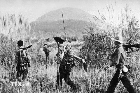 Quân giải phóng hành quân tác chiến tại vùng Núi Bà, Tây Ninh tháng 4/1968. (Ảnh: Hồng Chi/TTXGP)