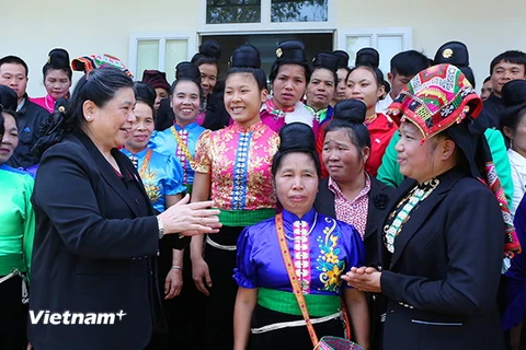 Phó Chủ tịch Quốc hội Tòng Thị Phóng với nhân dân Bản Hun, xã Chiềng Cọ, thành phố Sơn La, tỉnh Sơn La. (Ảnh: Phương Hoa/TTXVN)