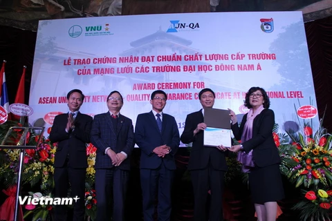 Bà Nantana Gajaseni trao chứng nhận đạt chuẩn kiểm định cấp trường cho Đại học Khoa học Tự nhiên - Đại học quốc gia Hà Nội. (Nguồn:TL/Vietnam+)