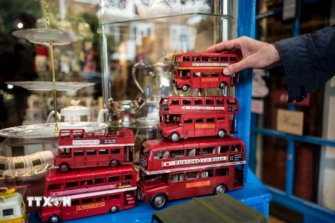 Hàng hóa được bày bán tại một khu chợ ở quận Notting Hill, London. (Nguồn: AFP/TTXVN)