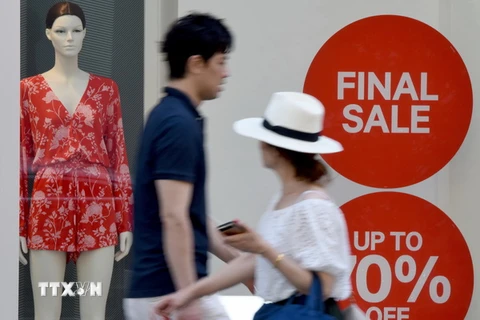 Biển giảm giá tại trung tâm mua sắm Ginza ở thủ đô Tokyo, Nhật Bản. (Nguồn: AFP/TTXVN)