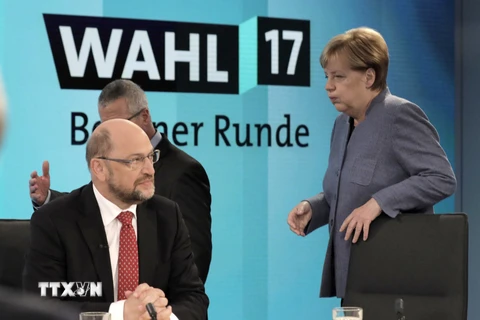 Thủ tướng Đức Angela Merkel (phải) và Chủ tịch SPD Martin Schulz (trái) tại một sự kiện ở Berlin. (Nguồn: AFP/TTXVN