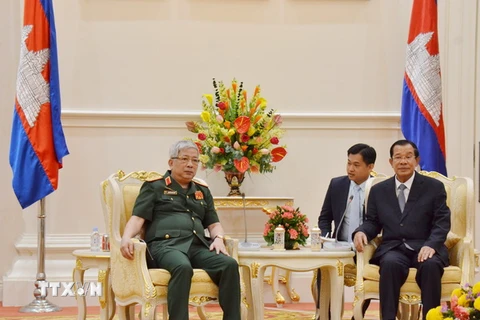 Thủ tướng Campuchia Samdech Hun Sen tiếp Thượng tướng Nguyễn Chí Vịnh. (Ảnh: Minh Hưng/TTXVN)