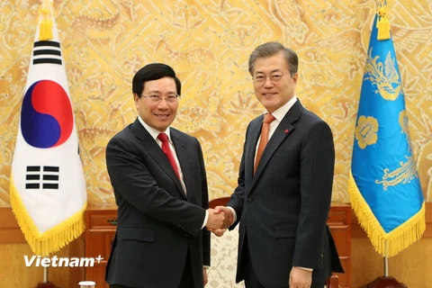 Phó Thủ tướng, Bộ trưởng Ngoại giao Phạm Bình Minh hội kiến Tổng thống Hàn Quốc Moon Jae-in. (Ảnh: Vũ Toàn-Hữu Tuyên/Vietnam+)