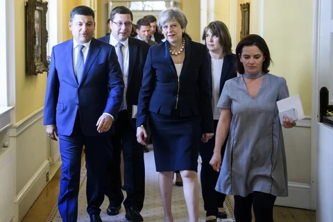 Stanislav Yezhov (giữa, hàng sau) làm phiên dịch cho Thủ tướng Volodymyr Groysman và Thủ tướng Anh Theresa May hồi tháng 7/2017. (Nguồn: theguardian.com)