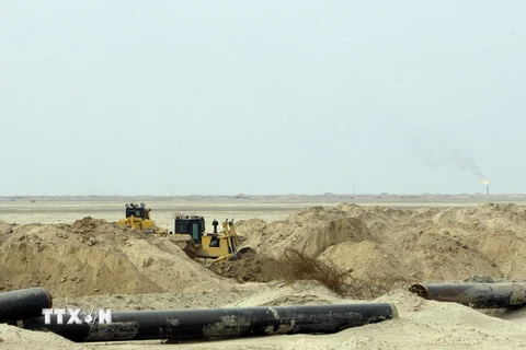 Các đường ống dẫn dầu tại mỏ dầu Majnoon, Iraq. (Nguồn: AFP/TTXVN)