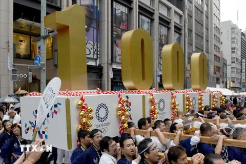 Người dân Nhật Bản rước hình nổi con số 1000 tại một sự kiện chào mừng Olympic 2020 ở Tokyo. (Nguồn: AFP/TTXVN)