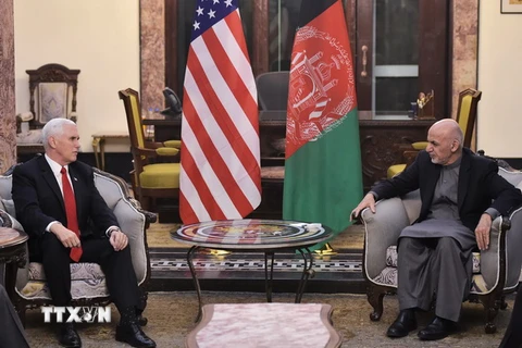 Phó Tổng thống Pence (trái) gặp Tổng thống Afghanistan Ashraf Ghani. (Nguồn: AFP/TTXVN)