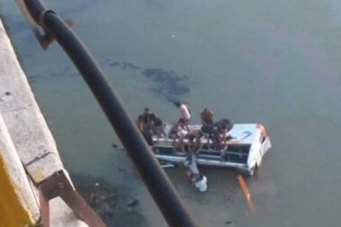 Hiện trường chiếc xe khách rơi xuống sông Banas. (Nguồn: ANI)