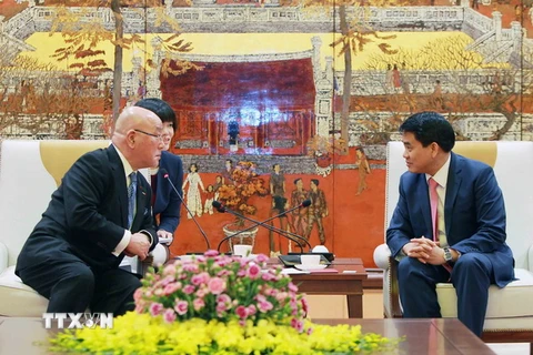Chủ tịch Ủy ban nhân dân Thành phố Hà Nội Nguyễn Đức Chung tiếp Cố vấn đặc biệt của Thủ tướng Nhật Bản Iijima Isao. (Ảnh: An Đăng/TTXVN)