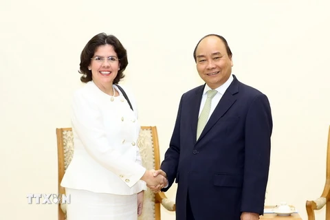 Thủ tướng Nguyễn Xuân Phúc tiếp bà Lianys Torres Rivera, Đại sứ Cuba tại Việt Nam đến chào xã giao. (Ảnh: Thống Nhất/TTXVN)